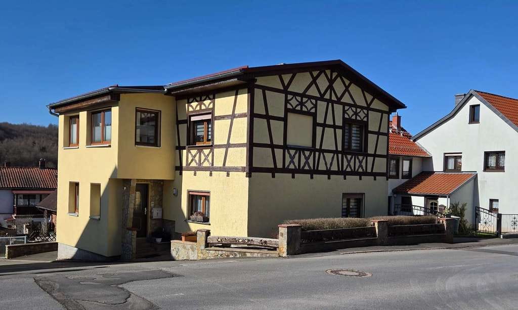 Immobilie in Meiningen - Charmantes Wohnhaus mit Entwicklungspotenzial in Henneberg bei Meiningen - Bild 2