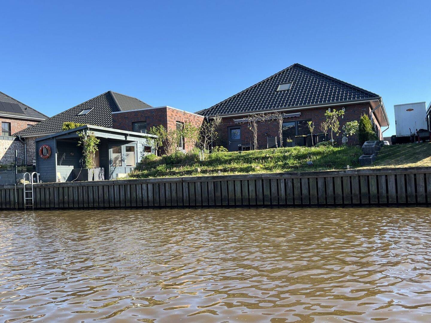 Immobilie in Rhede (Ems) - Moderner  neuer  180m² Bungalow am Wasser mit eigenem Bootsanleger und Nähe zum Spieksee - Bild 1