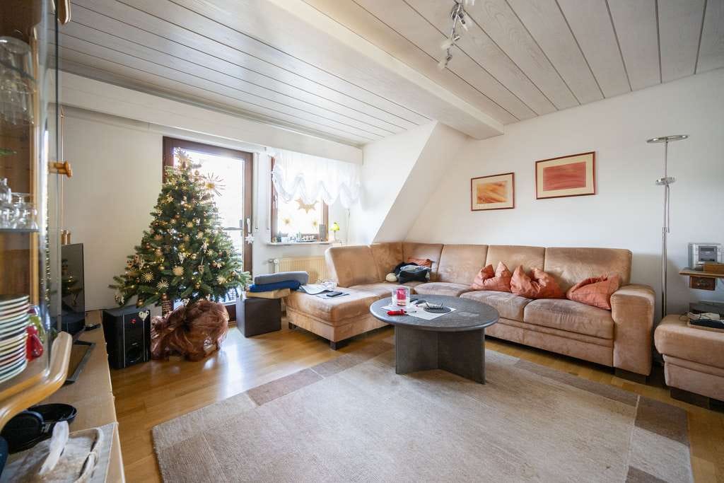 Immobilie in Filderstadt - Viel Platz für Familie, Generationen & neue Ideen – Haus mit Pool in Harthausen - Bild 2