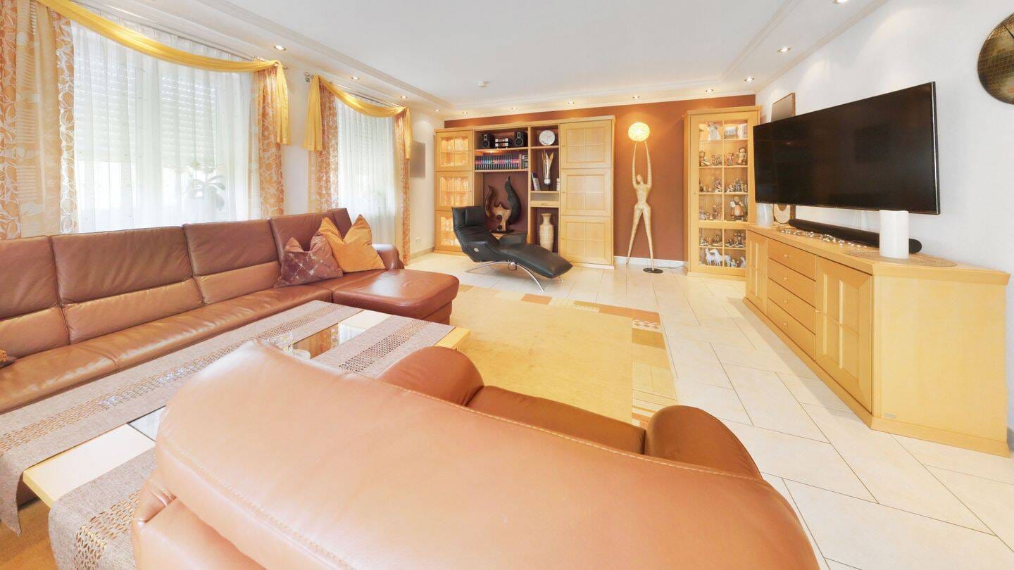 Immobilie in Schöllnach - Luxuriöses Einfamilienhaus in bester Lage mit zusätzlicher Einliegerwohnung - Bild 2