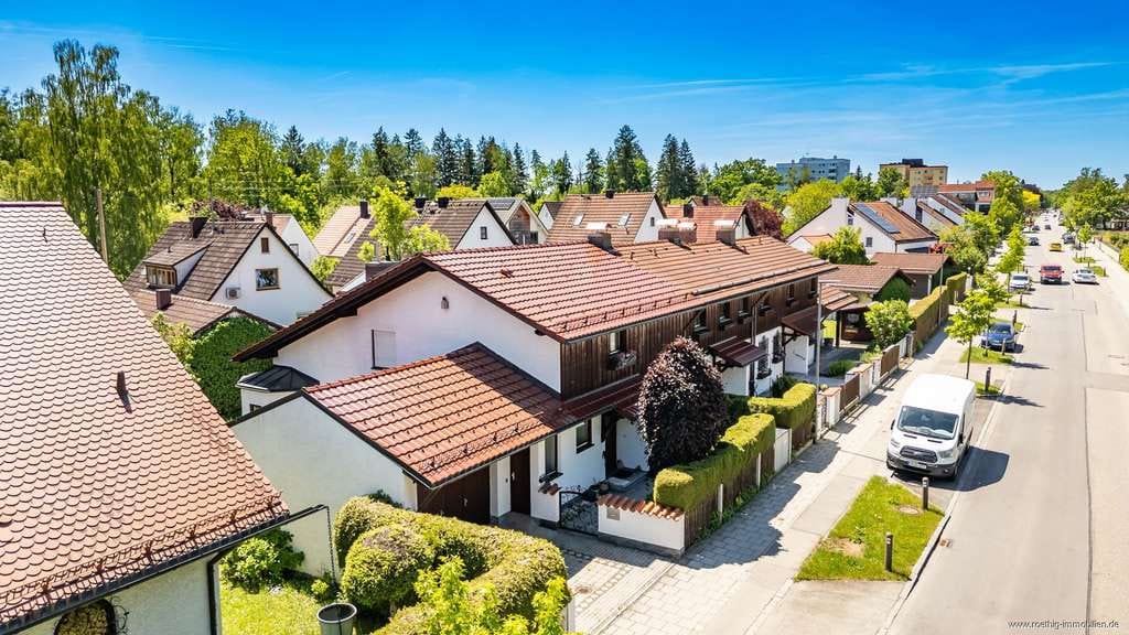 Immobilie in Putzbrunn - Familientraum am Stadtrand in der Waldkolonie Putzbrunn: Helles RMH mit Garten & zwei Einzelgaragen. - Bild 1