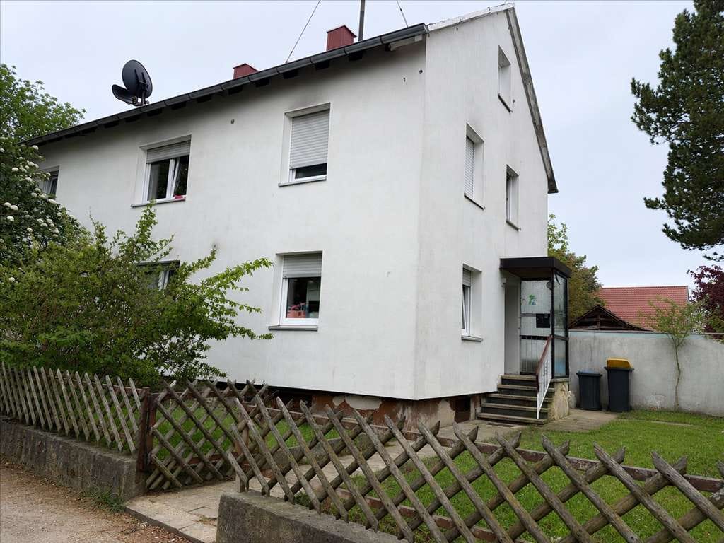 Immobilie in Illertissen - Zweifamilienhaus mit Entwicklungspotenzial in ruhiger Lage von Illertissen-Au - Bild 0