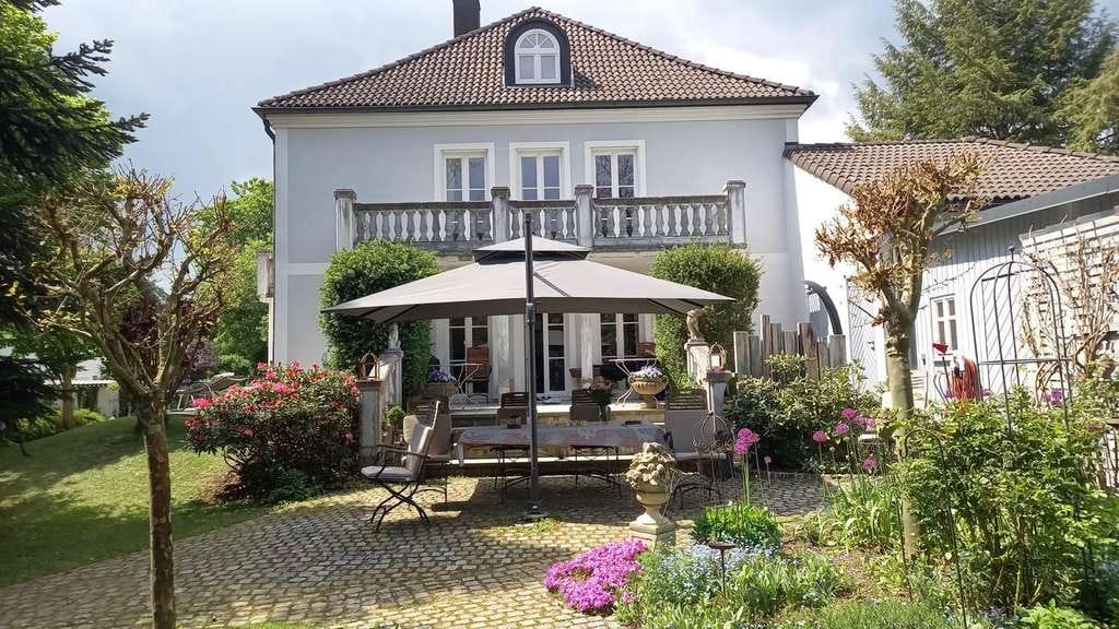 Immobilie in Tirschenreuth - Außergewöhnliches Einfamilienhaus im Villenstil - repräsentativ, großzügig, in sehr gutem Zustand - Bild 0