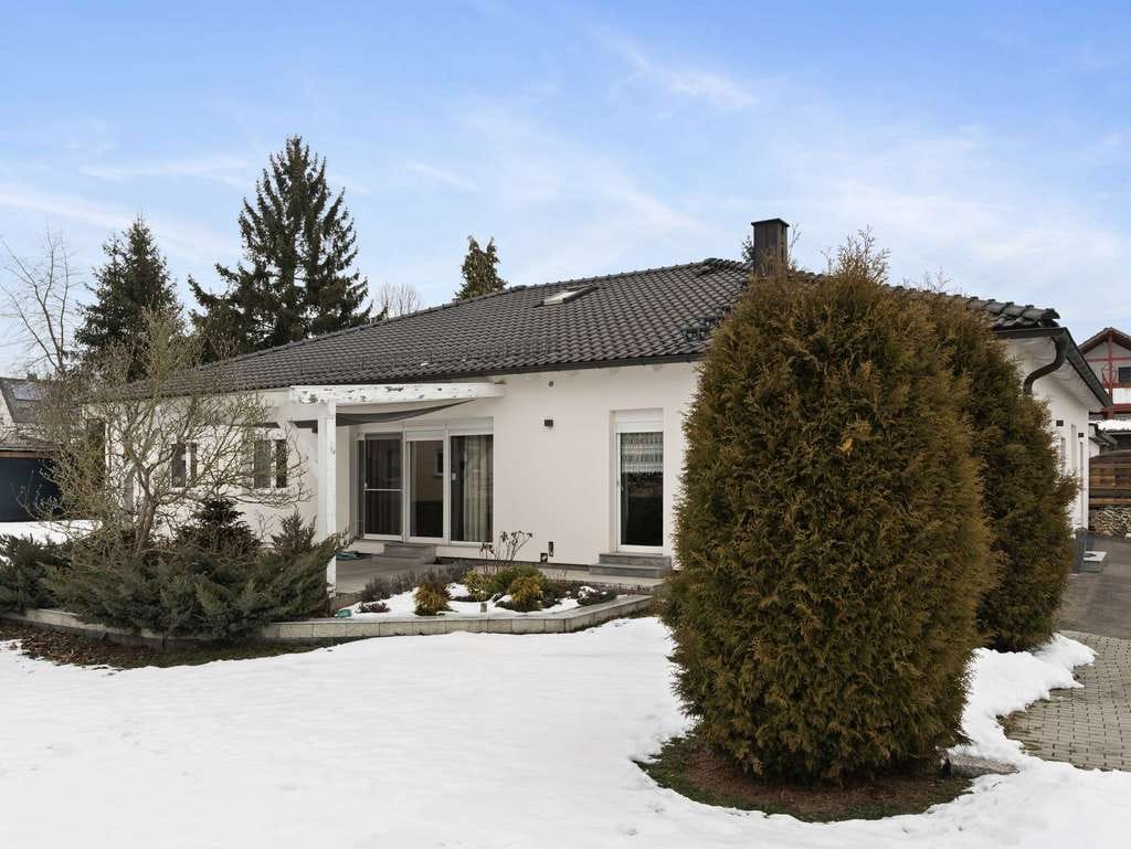Immobilie in Pressath - Modernisierter Bungalow mit großem Gartengrundstück in ruhiger zweiter Reihe - Bild 1