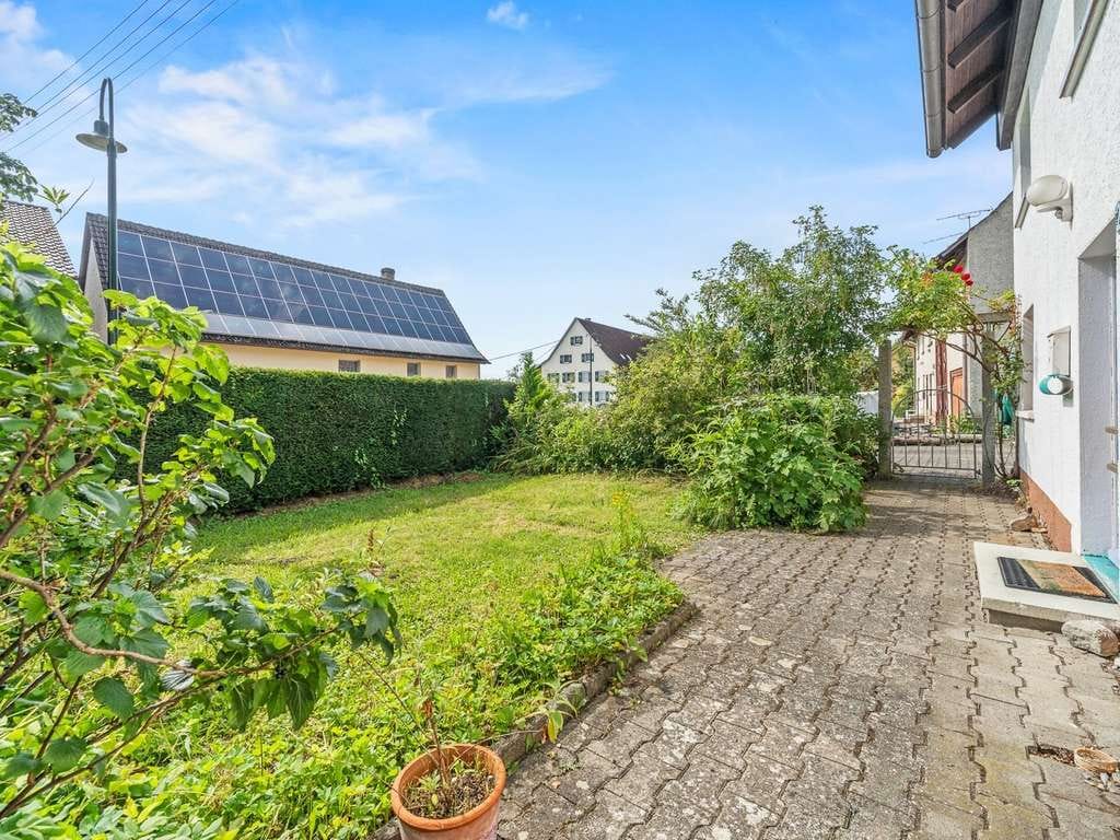 Immobilie in Pfullendorf - Haus mit Potential - drei Wohneinheiten, Doppelgarage und Garten - Bild 1