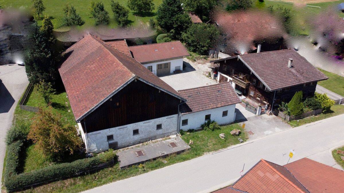 Immobilie in Pfarrkirchen - Gelegenheit! Historischer Dreiseithof in idyllischer Weilerlage am Stadtrand von Pfarrkirchen - Bild 1