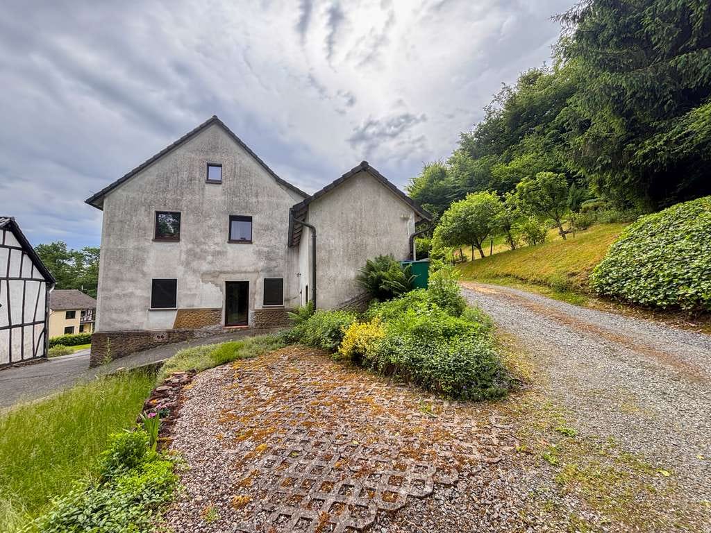 Immobilie in Windeck - Ein-/Zweifamilienhaus mit großzügigem Hanggrundstück in idyllischer Lage von Windeck! - Bild 1
