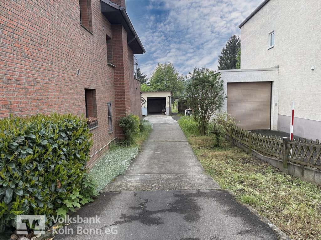 Immobilie in Brühl - Brühl-Schwadorf - Großzügiges 1-2 Familienhaus mit 2 Garagen und weitläufigem Garten - Bild 1