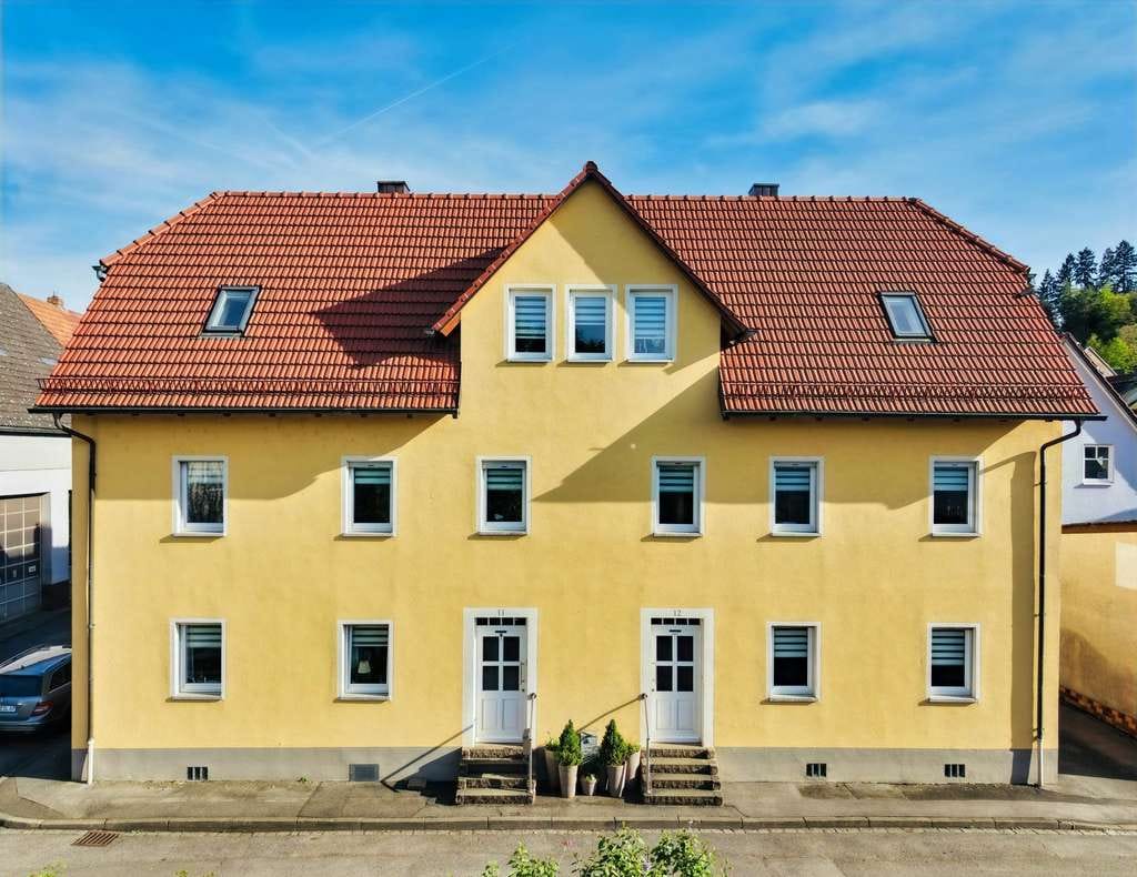 Immobilie in Eltmann - *SCHMUCKSTÜCK AM MAIN* Charmantes, vielseitig nutzbares Haus mit zwei Wohnungen, Doppelgarage und h - Bild 0