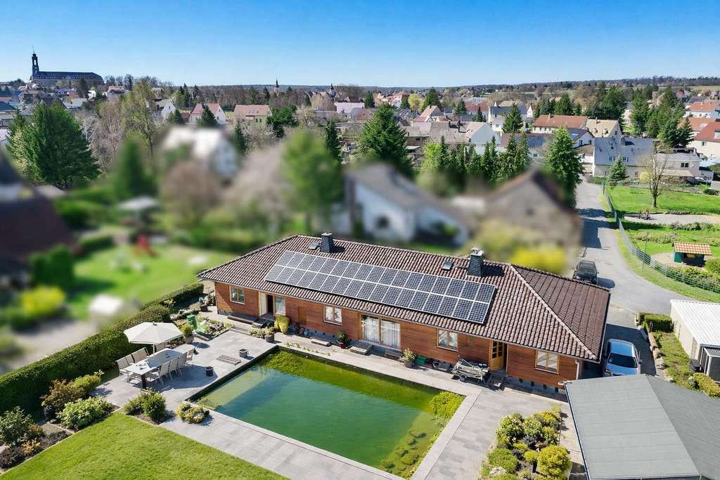 Immobilie in Wermsdorf - Großzügiges Zweifamilienhaus mit Photovoltaik, Solarthermie & Schwimmteich - Bild 0