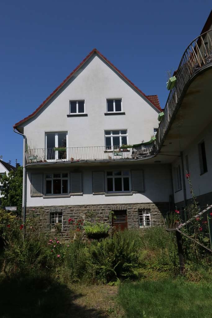 Immobilie in Ruppichteroth - Haus 1928, Wohnung 133qm + 80qm saniertes Ladenlokal + 80qm Keller , Garten,Top Lage, provisionsfrei - Bild 1
