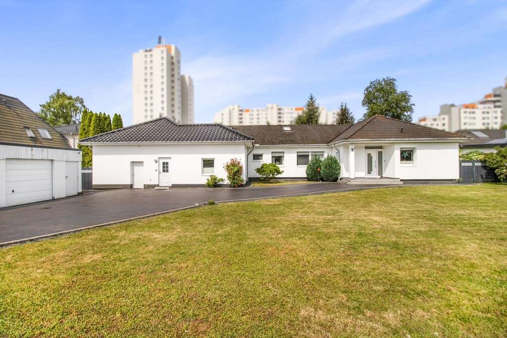 Immobilie in Oyten - Exklusiver Bungalow mit Einliegerwohnung, Doppelgarage und großem Grundstück in Oyten - Bild 0