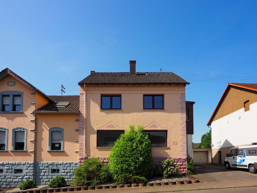 Immobilie in Wadgassen - Großzügiges Ein- bis Zweifamilienhaus mit vielseitigem Gestaltungspotenzial! - Bild 0