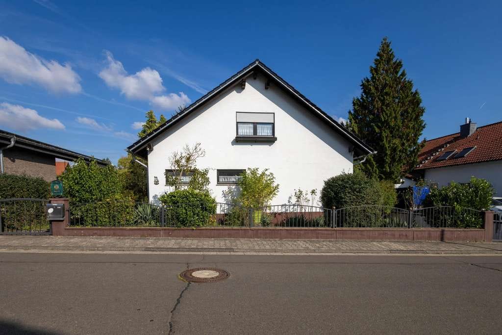 Immobilie in Eisenberg (Pfalz) - Freistehendes Einfamilienhaus mit Garten und Garage - Bild 1