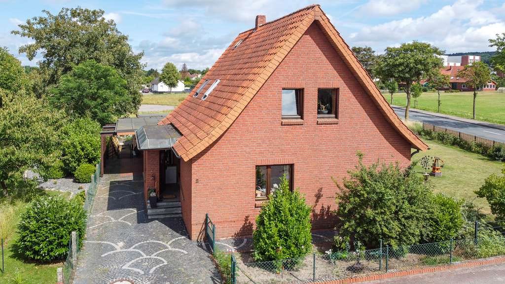 Immobilie in Lemförde - Wohngenuss mit Charme - gepflegtes Ein- bis Zweifamilienhaus mit Wintergarten - Bild 0
