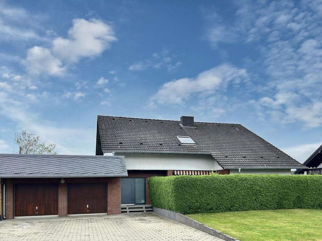 Immobilie in Heinzenbach - Großzügiges Zweifamilienhaus in Heinzenbach  - Bild 0