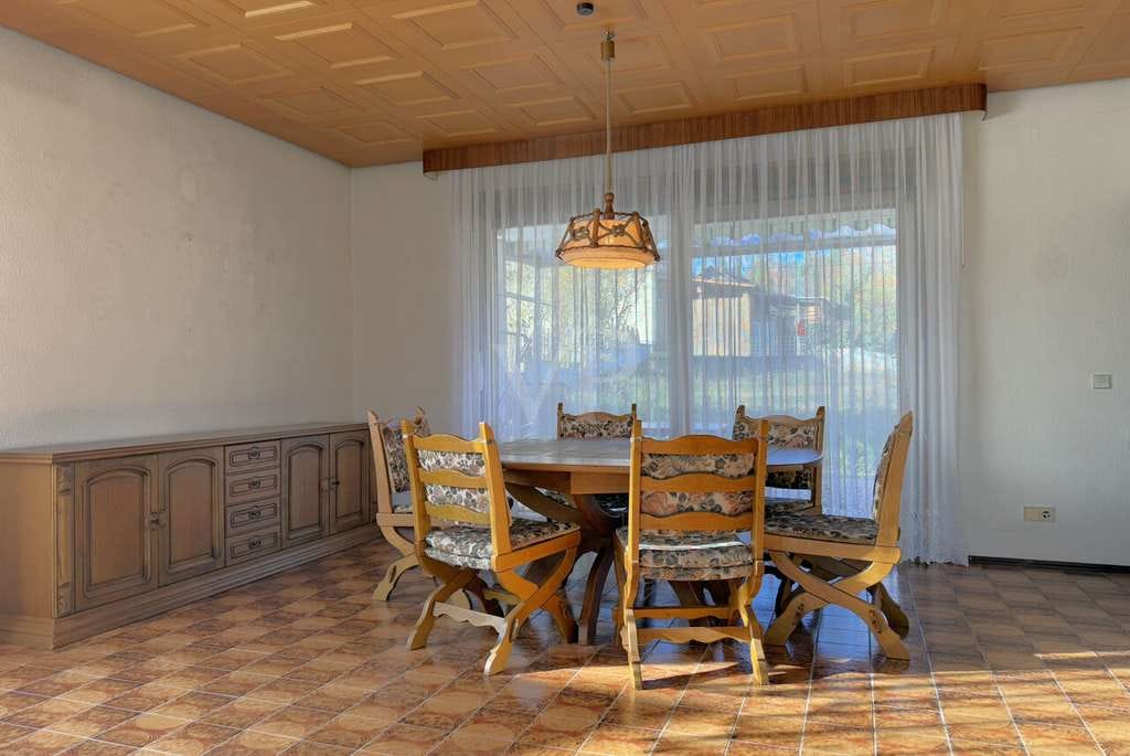 Immobilie in Schweigen-Rechtenbach - Wohnen mit Aussicht: Gut geschnittener Bungalow mit Garten und zwei Garagen - Bild 1