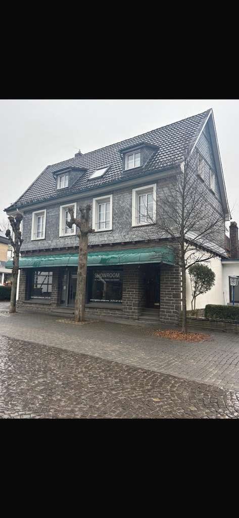 Immobilie in Lindlar - Wohn-und Geschäftshaus im Ortskern von Lindlar mit Ladenlokal, Wohnungen und Stellplätzen - Bild 0
