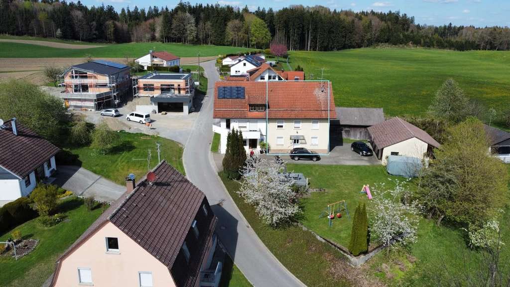 Immobilie in Waldburg - Handwerkertraum: Doppelhaushälfte in Waldburg-Egg mit Alpenblick & 2 Garagen - Bild 1