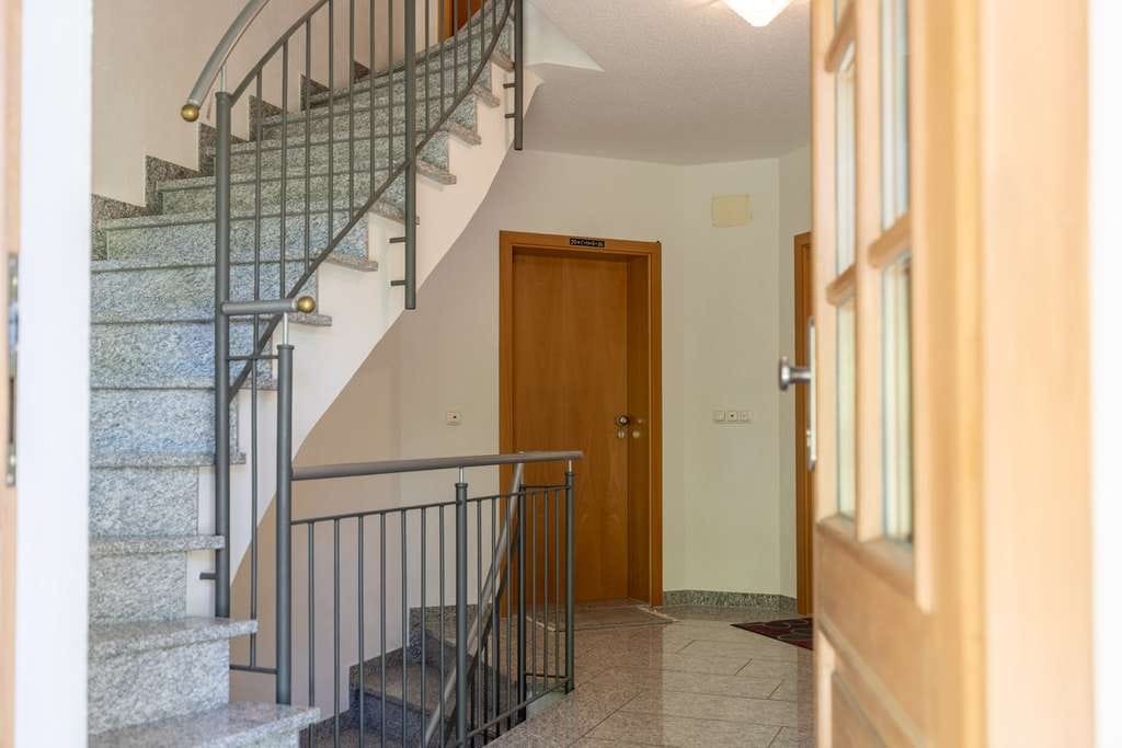 Immobilie in Klosterlechfeld - Exklusive Maisonettewohnung in traumhaft ruhiger Lage– Schlösschen-Architektur, Garten & 2 TG-Plätze - Bild 4