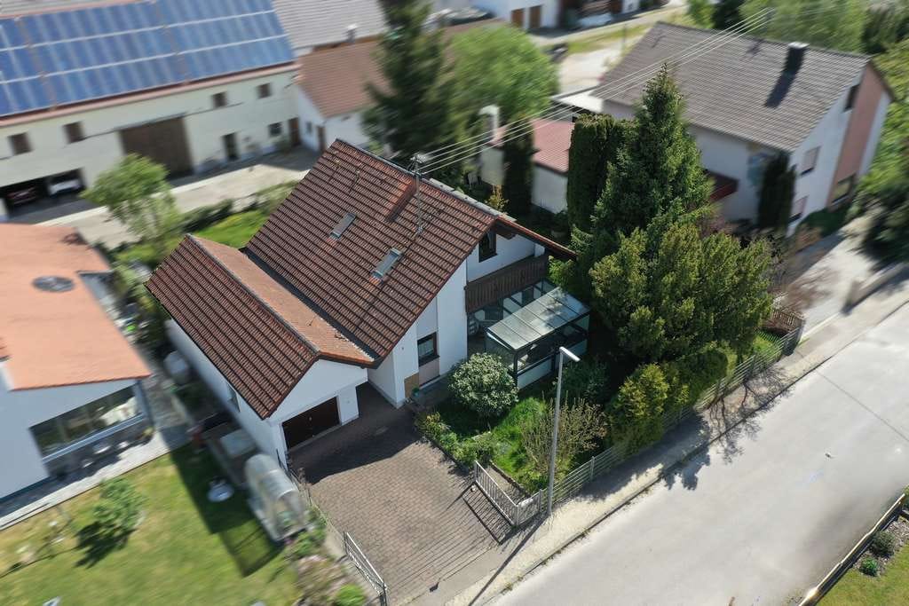 Immobilie in Binswangen - Attraktives Einfamilienhaus mit Garten u. Garage nahe Wertingen! Ideal für Augsburg Pendler! - Bild 1
