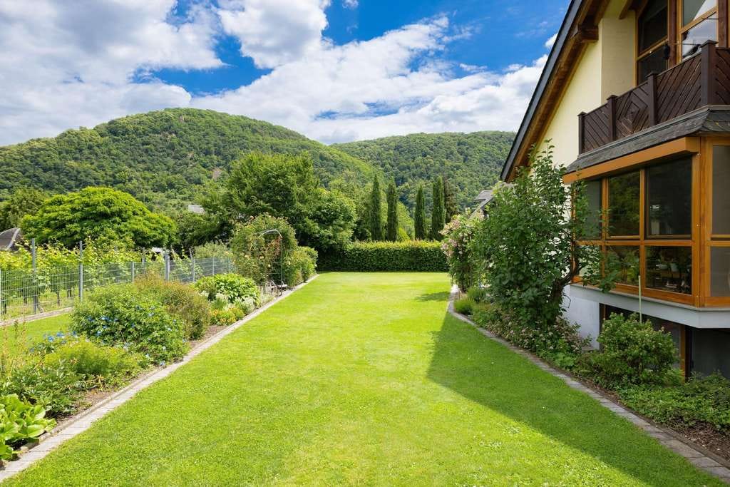 Immobilie in Winningen - Großzügiges, hochwertig ausgestattetes EFH mit ELW;  ca. 279 m² Wfl., Galerie, Garten, Doppelgarage - Bild 3