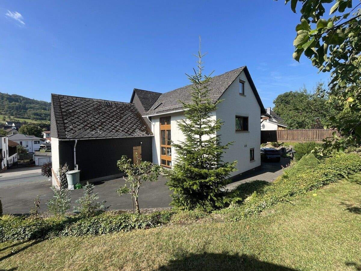 Immobilie in Eschenburg - Eiershausen: Gepflegtes Wohnhaus mit 2 Wohneinheiten und großem Garten - Bild 2