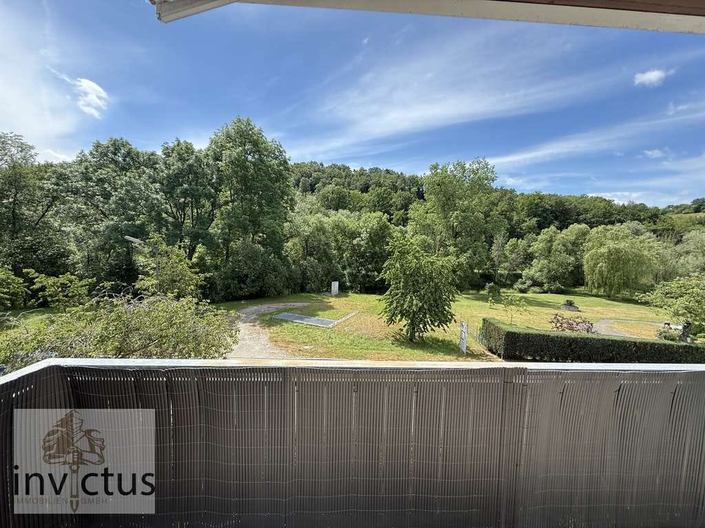 Immobilie in Dörzbach - Modernes 3 Zimmer Dachgeschoss Wohnglück mit Balkon und traumhaftem Ausblick ins Grüne - Bild 4