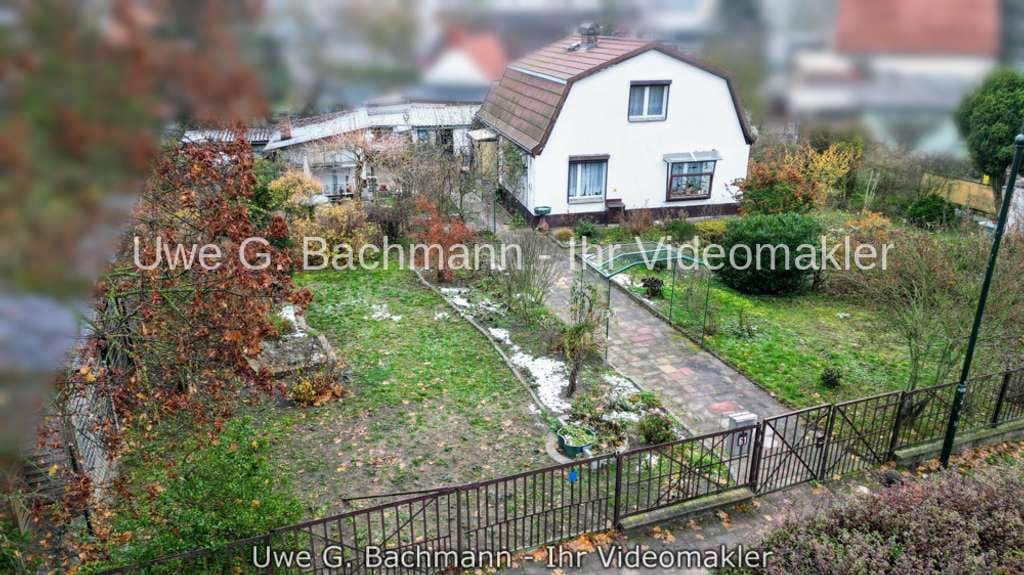 Immobilie in Bernau - Bernau bei Berlin: Sanierungsbedürftiges Einfamilienhaus mit Nebengelassen & Garage-UWE G. BACHMANN - Bild 1