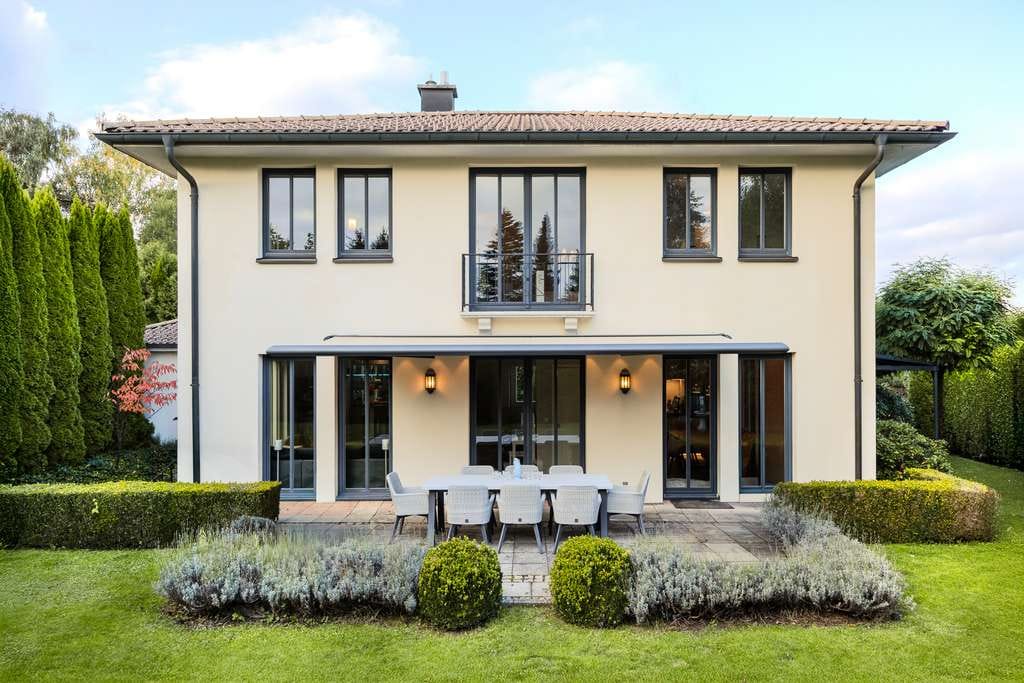Immobilie in Straßlach-Dingharting - EXKLUSIVE TOSKANA-VILLA  SÜDLICH VON GRÜNWALD – WOHNEN WIE IM URLAUB - Bild 0
