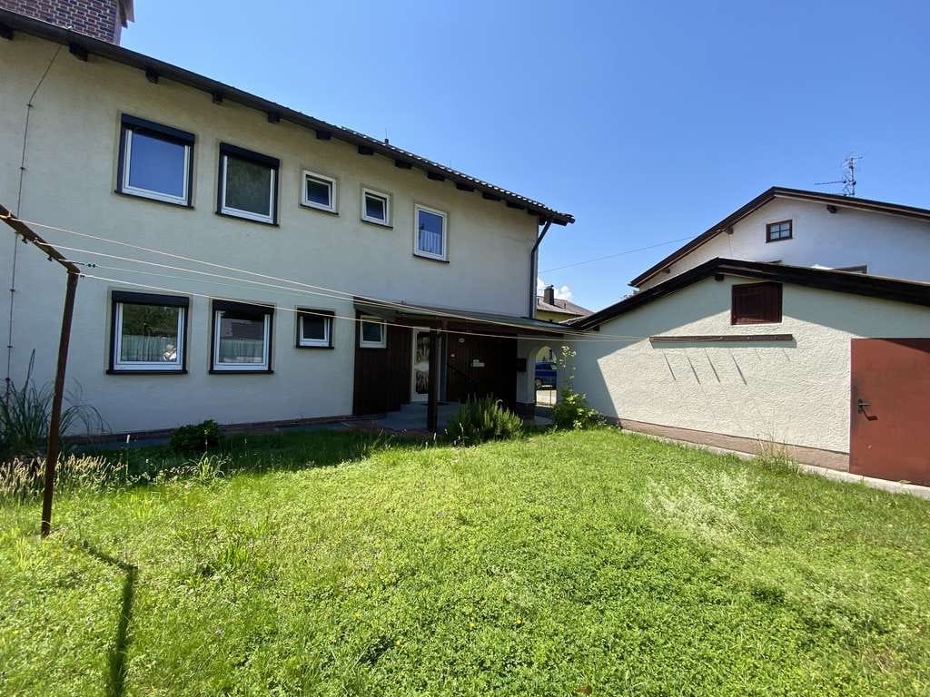 Immobilie in Ainring - Freundliche sanierte 2,5 Zimmer-Wohnung mit Balkon, Garten und Carport - Bild 2