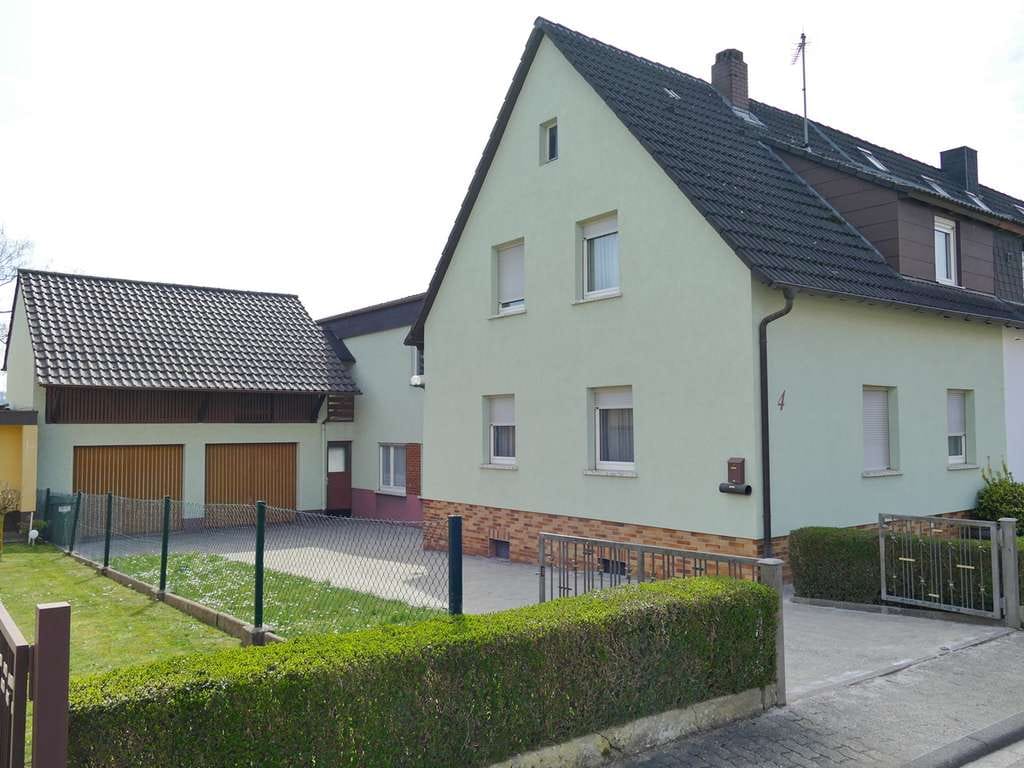Immobilie in Walzbachtal - Doppelhaushälfte mit Ausbaupotenzial in bevorzugter Lage – mit Garten & Doppelgarage - Bild 0