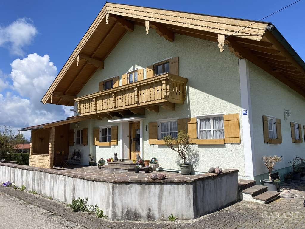 Immobilie in Kirchanschöring - Zweifamilienhaus mit viel Potenzial  -  Endlich Platz für Garten, Tiere und Ihre Wohnträume! - Bild 0