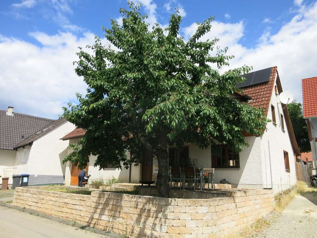 Immobilie in Engen - Einfamilienhaus, ca.175,6 qm Wohnfläche + ca.95 qm Nutzfläche, Grundstück 452 qm, Engen/Anselfingen - Bild 1