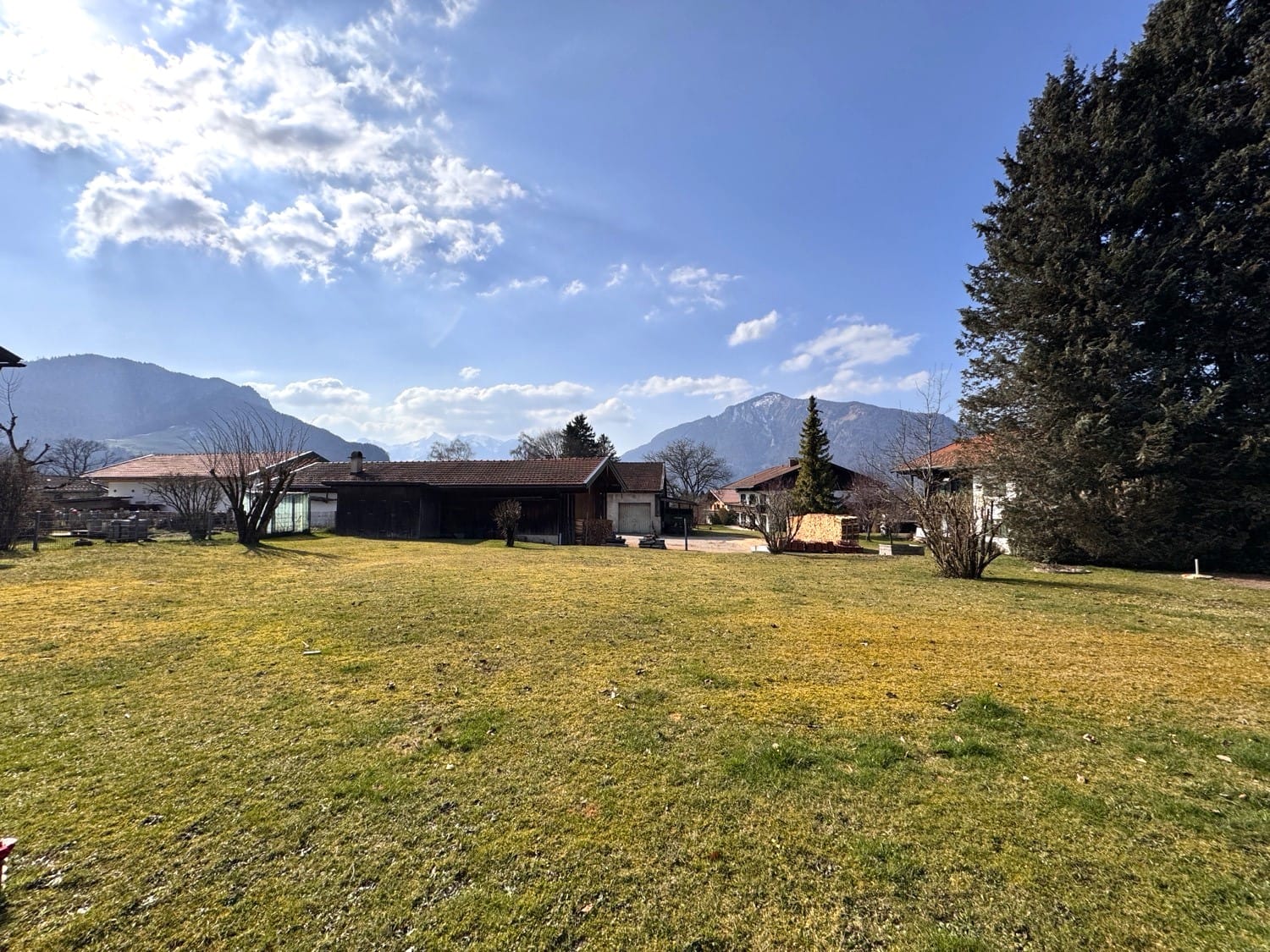 Immobilie in Unterwössen - Ruhige 2,5-Zi.-Mansarden-ETW mit 2 Bergblick-Südbalkonen, FBH, Gemeinschafts-Garten und Garage - Bild 2