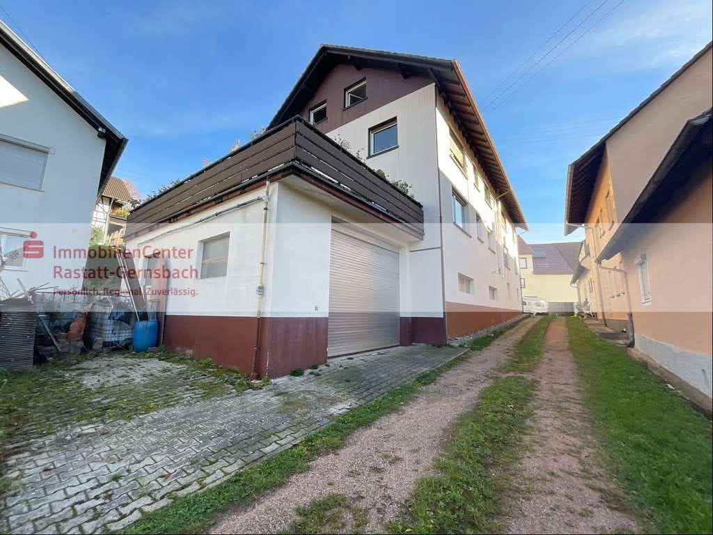 Immobilie in Loffenau - Zwei Häuser – viele Möglichkeiten! DHH und EFH mit großem Grundstück und Hallengarage - Bild 2