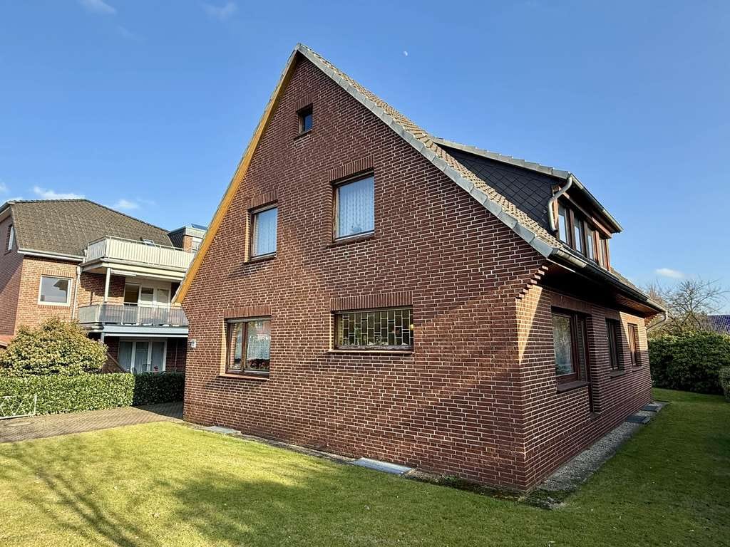 Immobilie in Hude (Oldenburg) - Zweifamilienhaus mit großem Grundstück und viel Nutzfläche - Bild 1