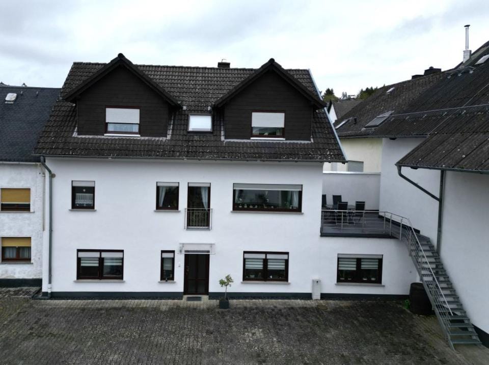 Immobilie in Brechen - Moderner Landsitz auf großem Grundstück mit Stall und Scheune - Bild 0