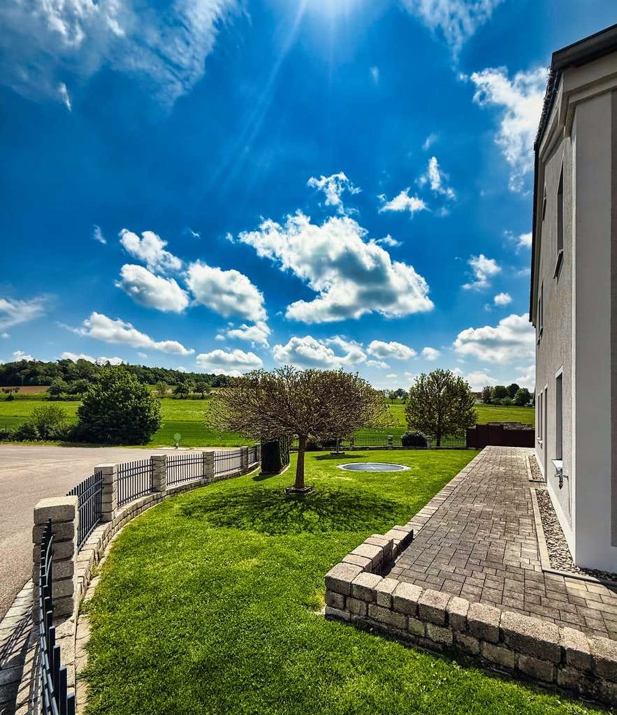 Immobilie in Rennertshofen - Exklusives Wohnen mit unverbaubarem Weitblick – stilvolles Familienanwesen mit Pool in Rennertshofen - Bild 2