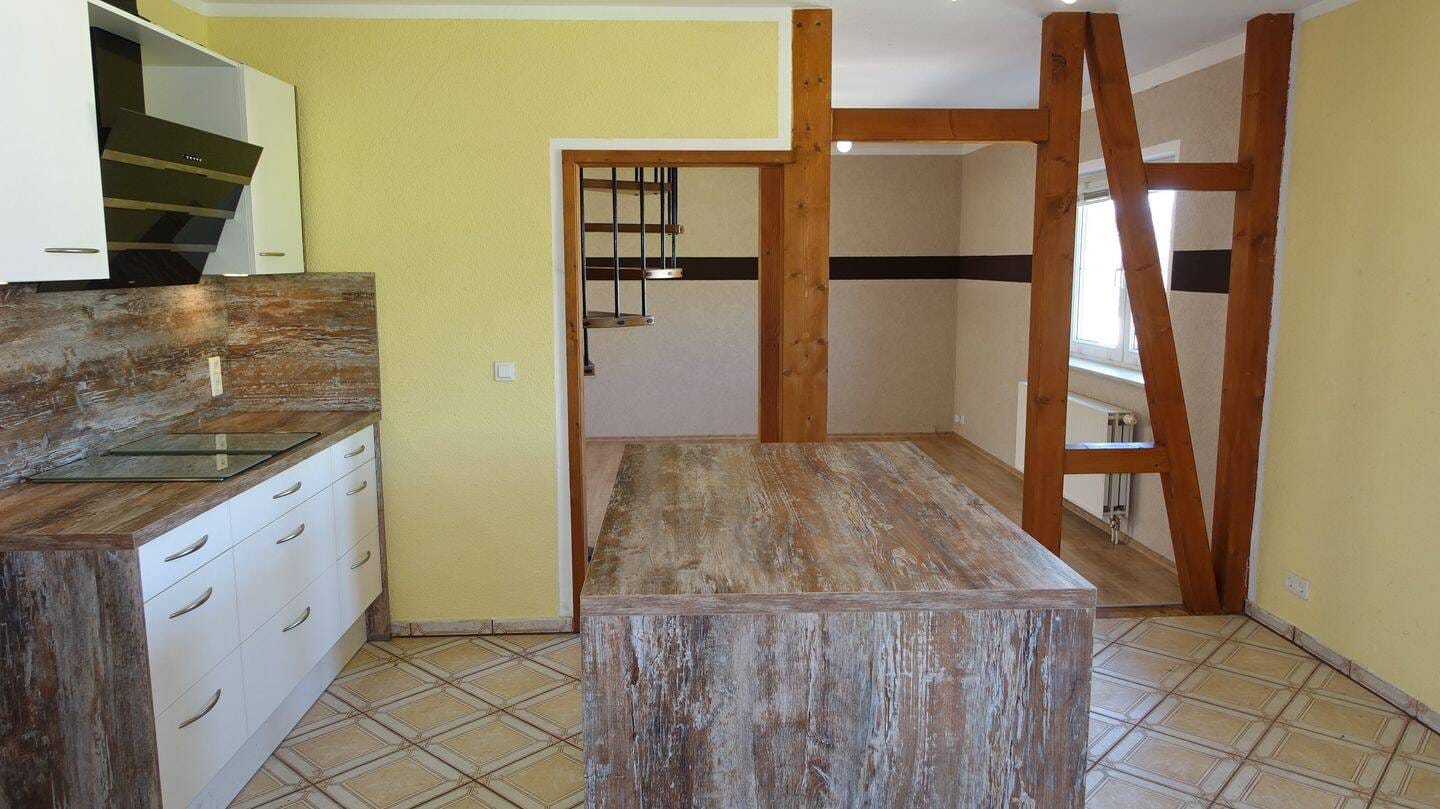 Immobilie in Auerbach/Vogtland - Zweifamilienhaus mit geräumigem Nebengebäude für Hobbyhandwerker - Bild 2