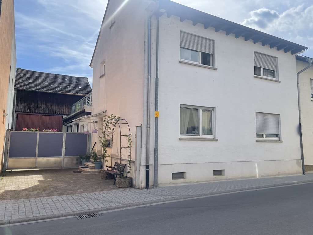 Immobilie in Reilingen - Viel Platz und Potenzial: Zweifamilienhaus mit Hof, Garten und Dachterrasse - Bild 0
