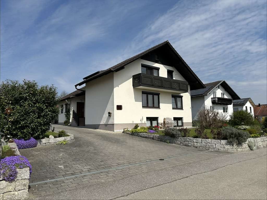 Immobilie in Aham - Wohnen mit Charakter: Einfamilienhaus in Aham - Bild 1