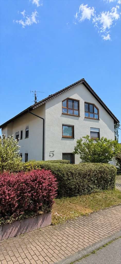 Immobilie in Offenau - MFH mit 4 Einheiten, teilw. saniert, PV-Anlage, 4 Pkw-SP und 2 Garagen in 74254 Offenau zu verkaufen - Bild 0