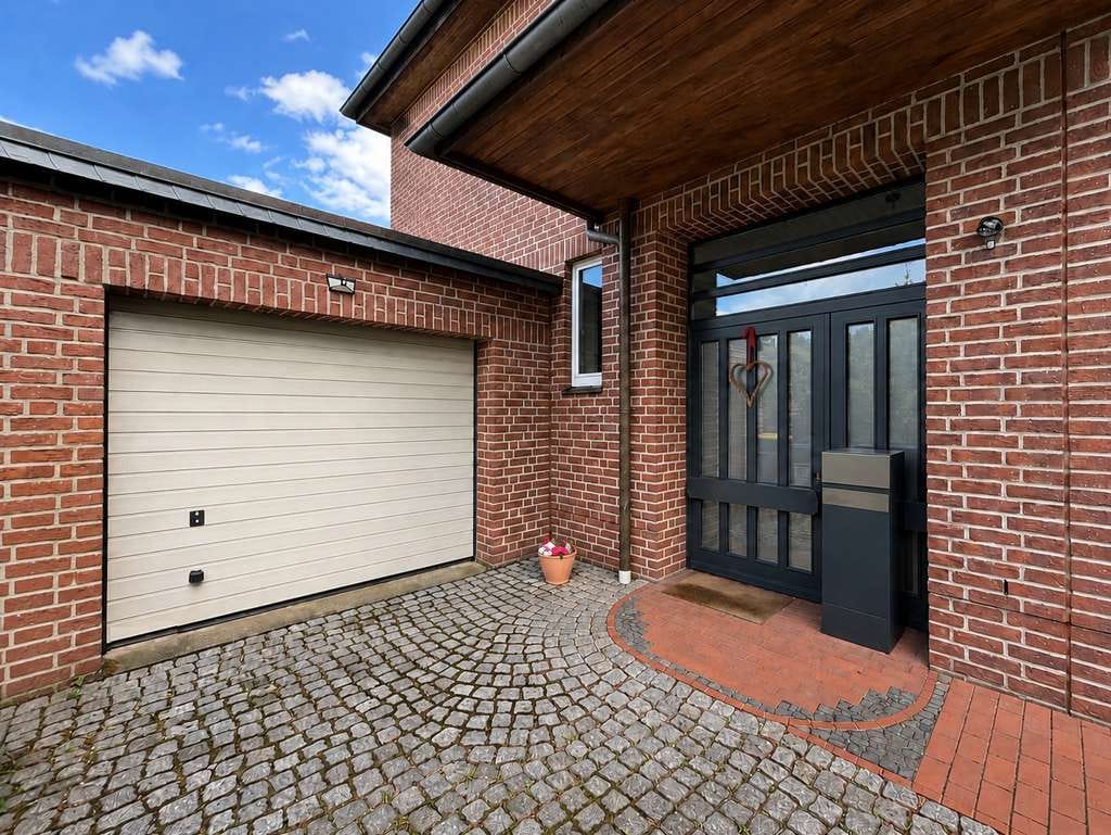Immobilie in Wennigsen (Deister) - Charmante Stadtvilla im modernen Landhausstil mit viel Platz und schönem Garten in bevorzugter Lage - Bild 1