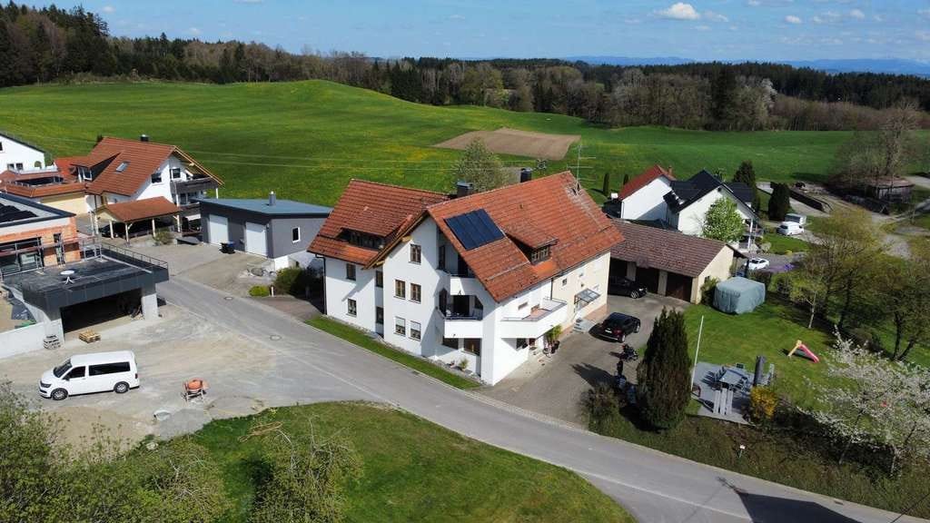 Immobilie in Waldburg - Handwerkertraum: Doppelhaushälfte in Waldburg-Egg mit Alpenblick & 2 Garagen - Bild 0