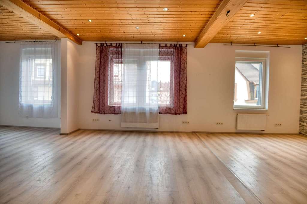 Immobilie in Mannheim - Bezugfsfreie 6 ZKBB mit XL-Panoramaterrasse & Gemeinschaftsgarten | Gepflegtes 2FH mit Garage - Bild 1