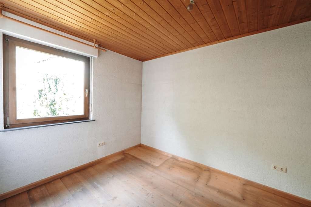 Immobilie in Weibersbrunn - Charmantes freistehendes Einfamilienhaus mit Potenzial – auch als Mehrgenerationenhaus nutzbar - Bild 3