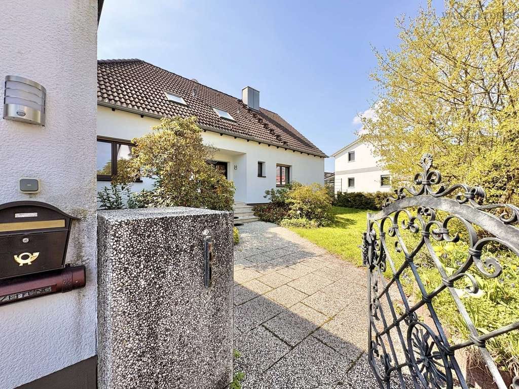 Immobilie in Cadolzburg - Viel Platz & Potenzial: Zweifamilienhaus mit Garten - Bild 0