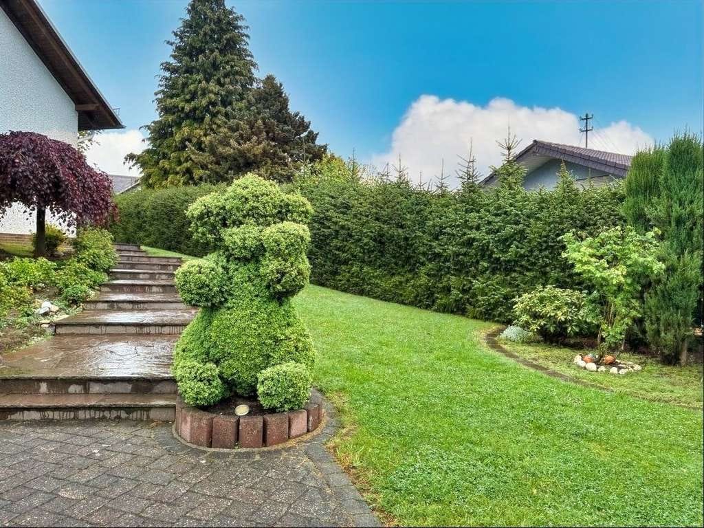 Immobilie in Nauroth - Preisreduzierung - Sie suchen das Besondere ? Großzügiges Wohnhaus mit Gartenparadies  - Bild 4