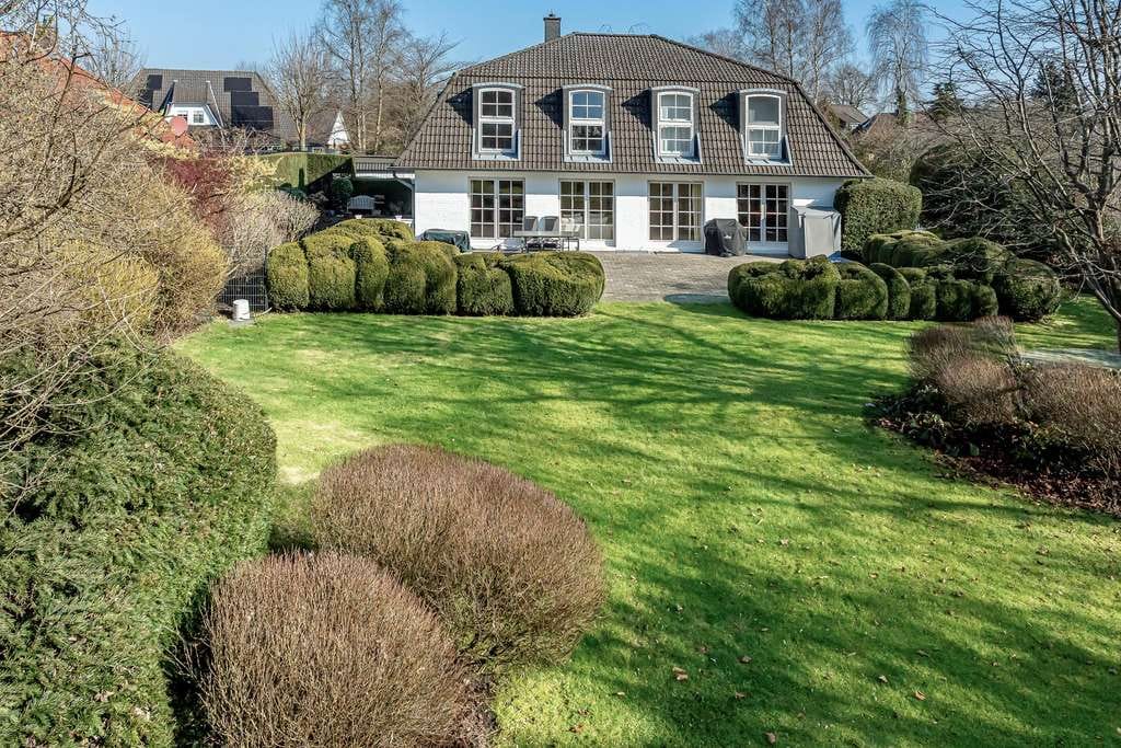 Immobilie in Klein Offenseth-Sparrieshoop - Exklusive Villa auf 3 Baugrundstücken - Bild 1